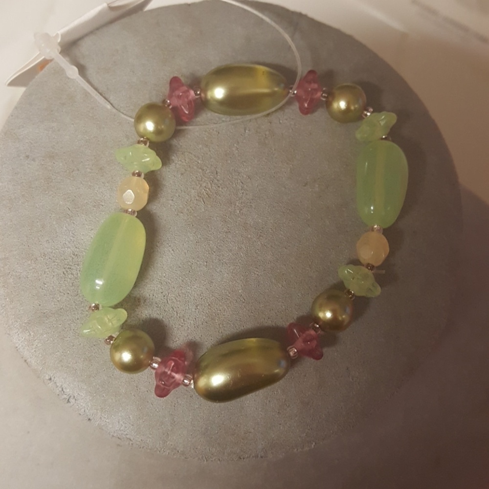 Bead stretch bracelet in jade and gold and pink